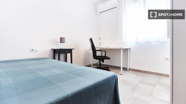 Habitación compartida en alquiler en Barrio León, Sevilla. photo 1