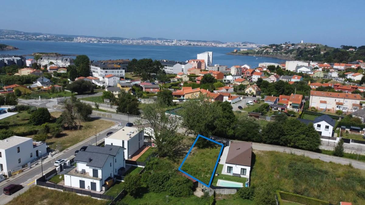 Terreno en venta en Oleiros, A Coruña photo 1