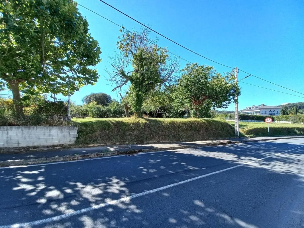 Terreno en venta en Bergondo, A Coruña photo 2