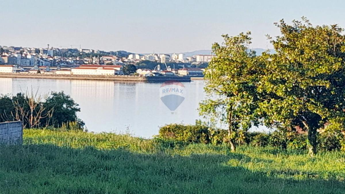 Terreno en venta en Mugardos, A Coruña photo 4