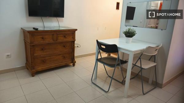 Estudio en alquiler en C. de San Vicente Ferrer, Madrid thumbnail 1