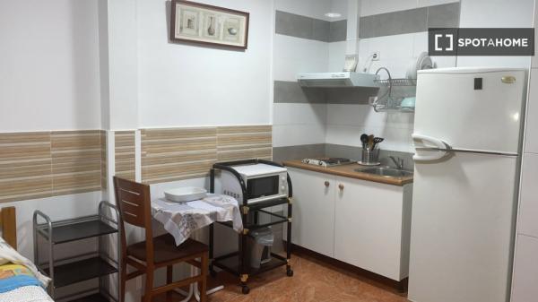 Estudio en alquiler en Avinguda del Torrent Gornal, Barcelona photo 1