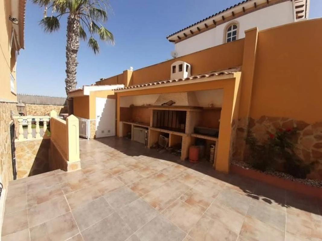 Продажа отдельного шале в  Calle Sol Poniente, 7, Торревьеха photo 4