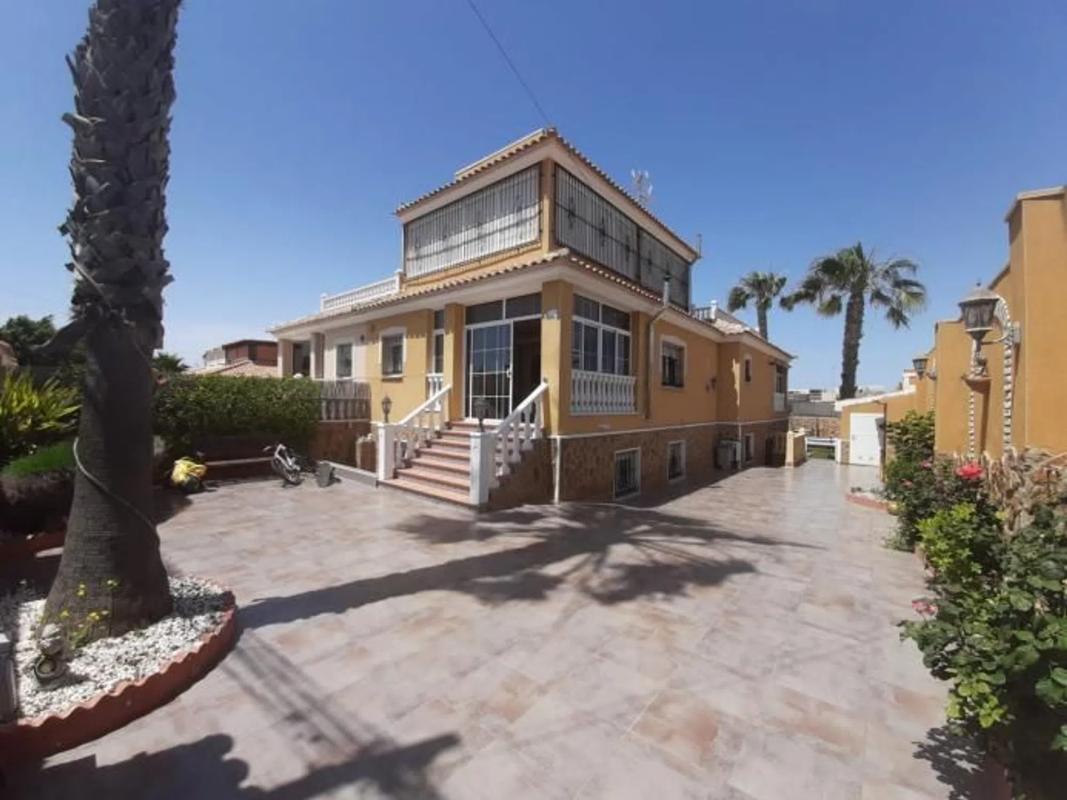 Продажа отдельного шале в  Calle Sol Poniente, 7, Торревьеха photo 5