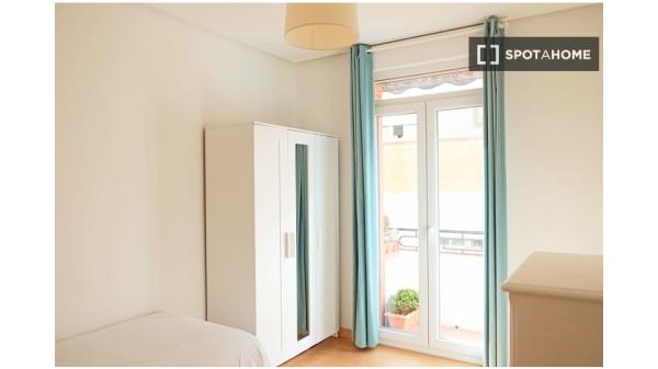Habitación en piso compartido en madrid. photo 1