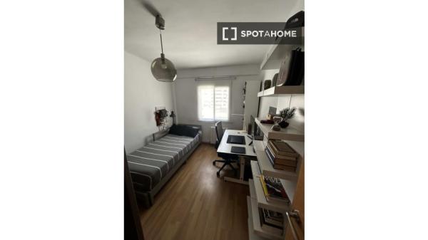 Habitación en piso compartido en valència photo 1