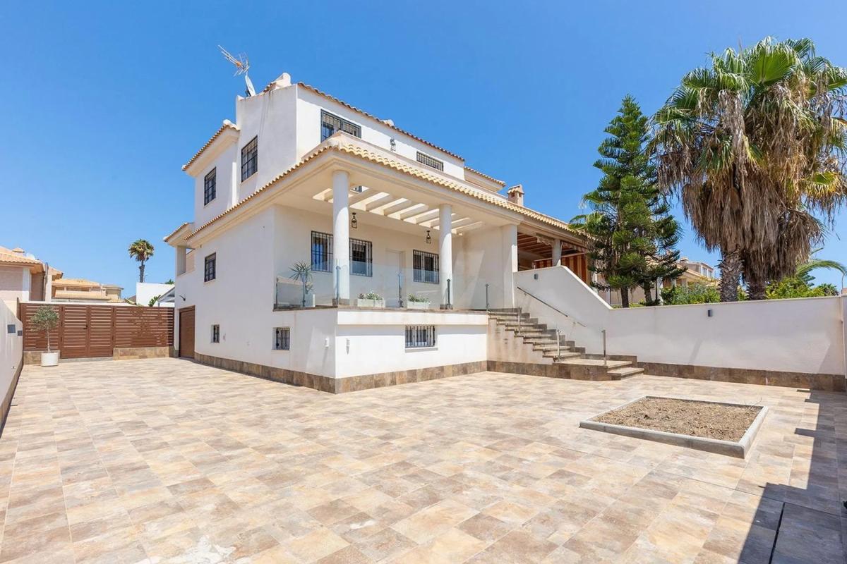Properties for sale and rent in Spain photo 3