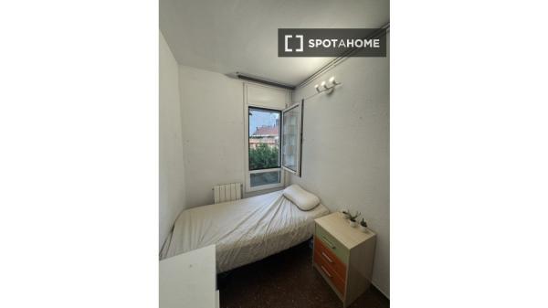 Habitación en piso compartido en barcelona. photo 1