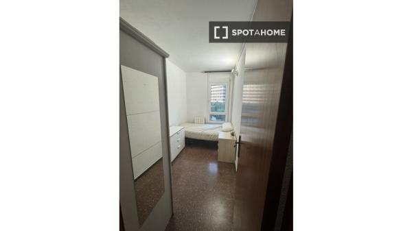 Habitación en piso compartido en barcelona. thumbnail 1