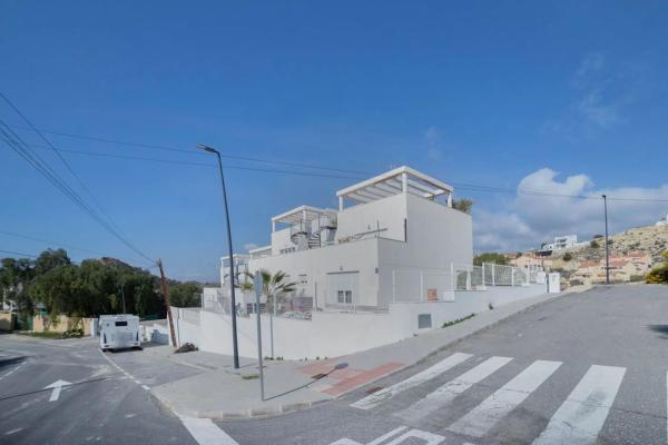Chalet pareado en calle Anglaterra photo 1