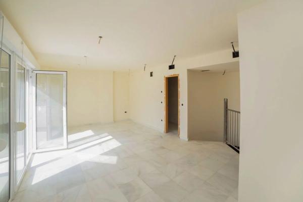 Chalet pareado en calle Anglaterra thumbnail 2