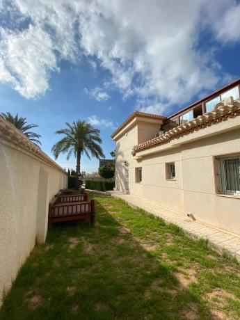 Casa independiente en calle Salvador Dalí, 18 thumbnail 1