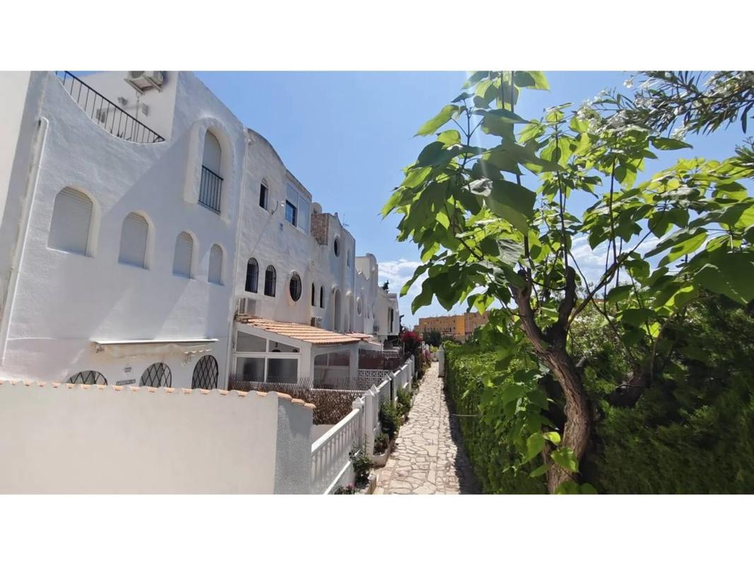 Sale of independent chalet in Calle Pla de l'Amerador, El Campello
 photo 3