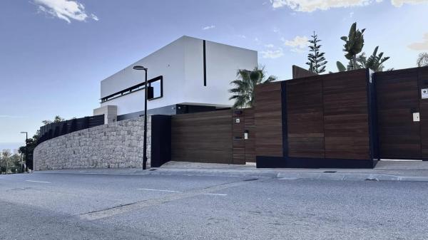Casa independiente en calle Viena thumbnail 1