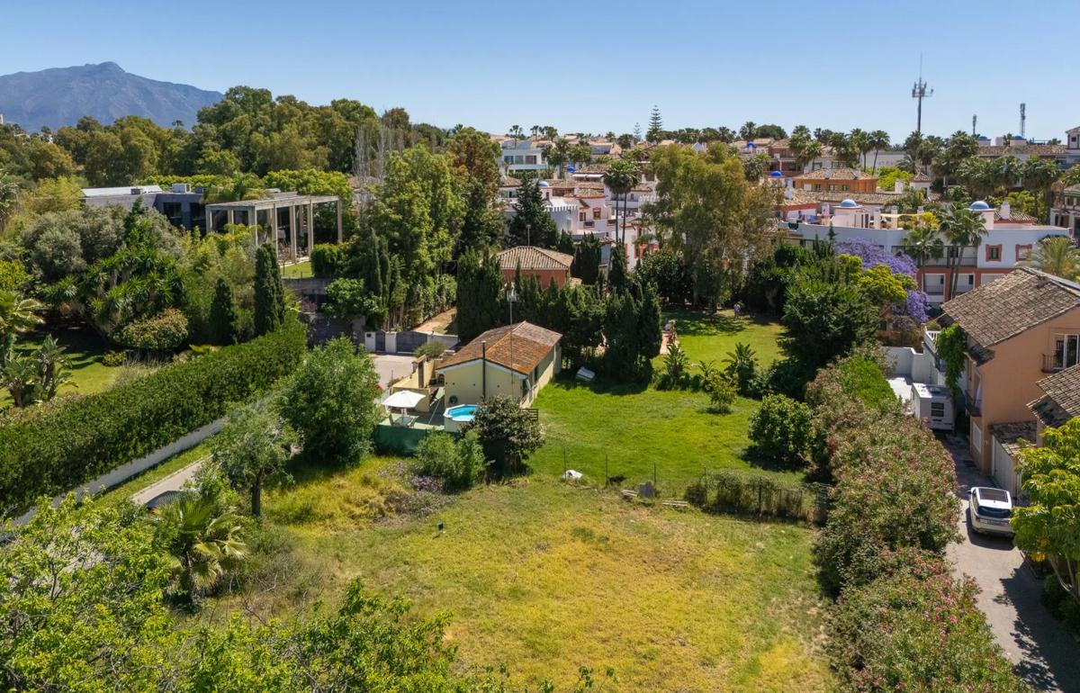 Terreno en venta en Estepona, Malaga photo 1