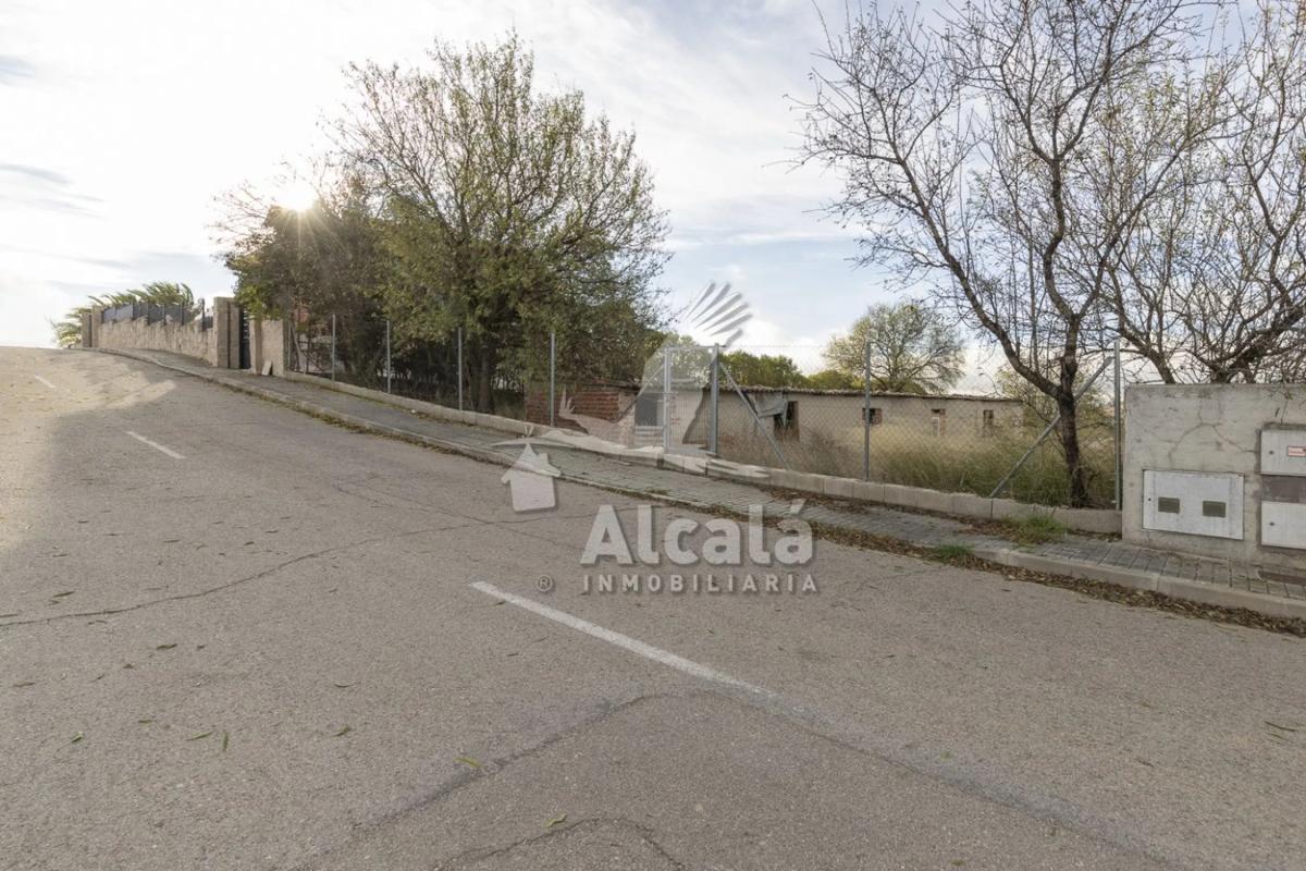 Terreno en venta en Camarma de Esteruelas, Madrid photo 1