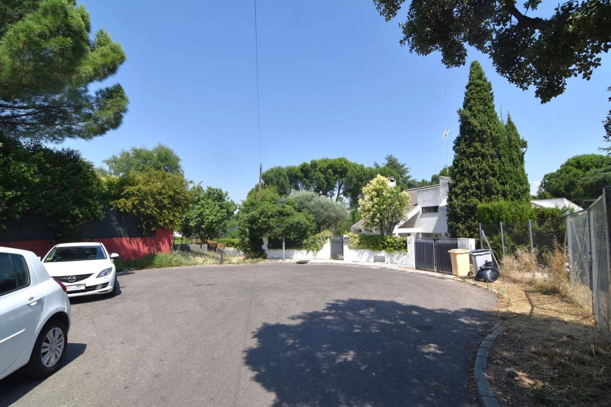 Land for sale in Boadilla del Monte, Madrid photo 1