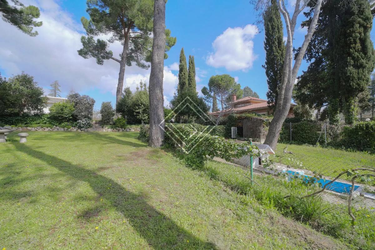 Terreno en venta en Pozuelo de Alarcón, Madrid photo 1