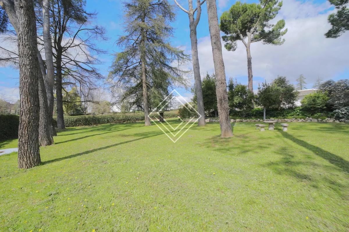 Terreno en venta en Pozuelo de Alarcón, Madrid photo 2