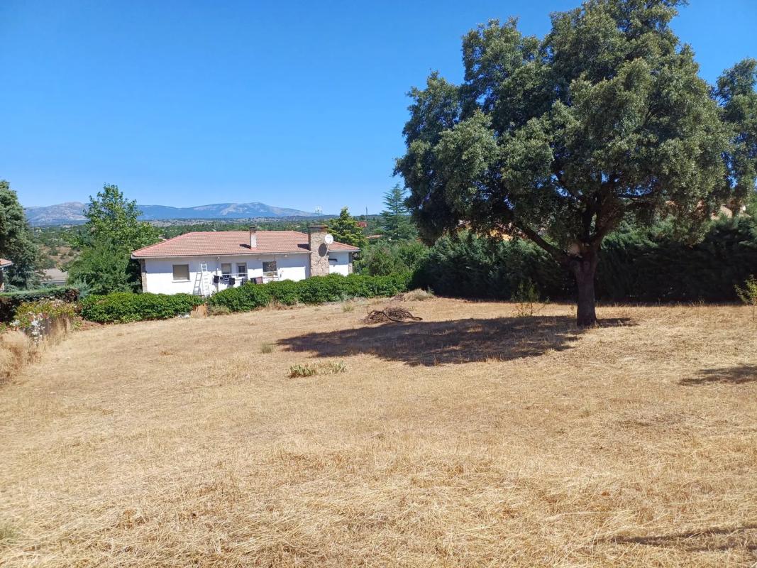 Terreno en venta en Valdemorillo, Madrid photo 1