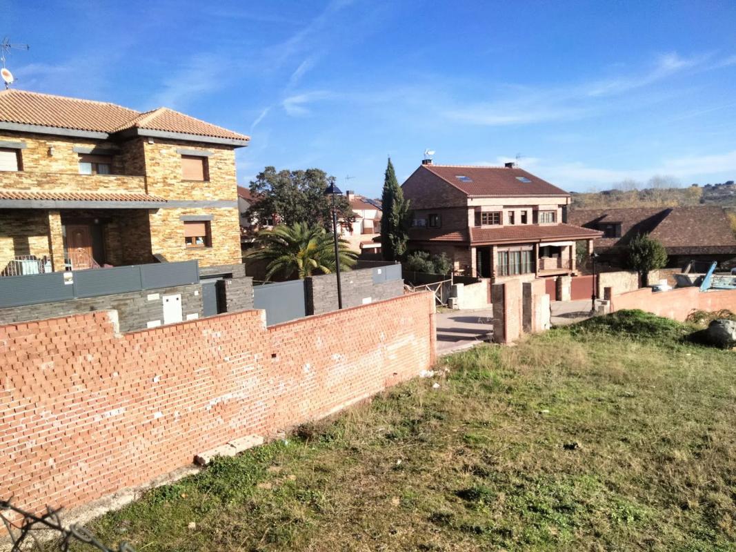 Terreno en venta en Valdemorillo, Madrid photo 1