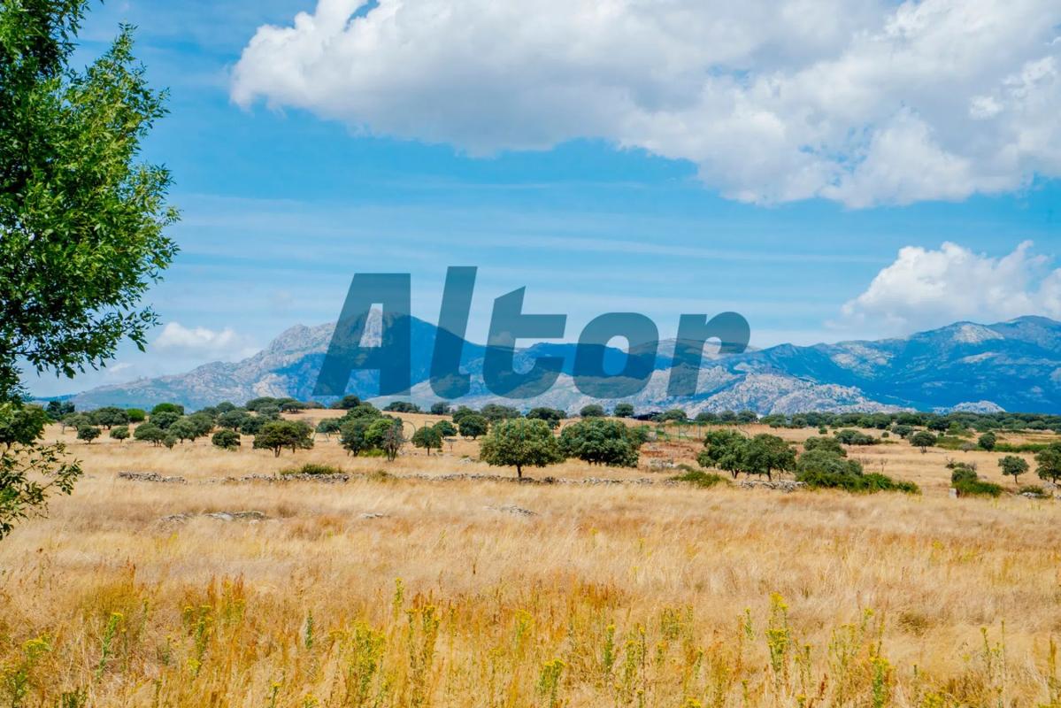 Terreno en venta en Manzanares el Real, Madrid photo 2