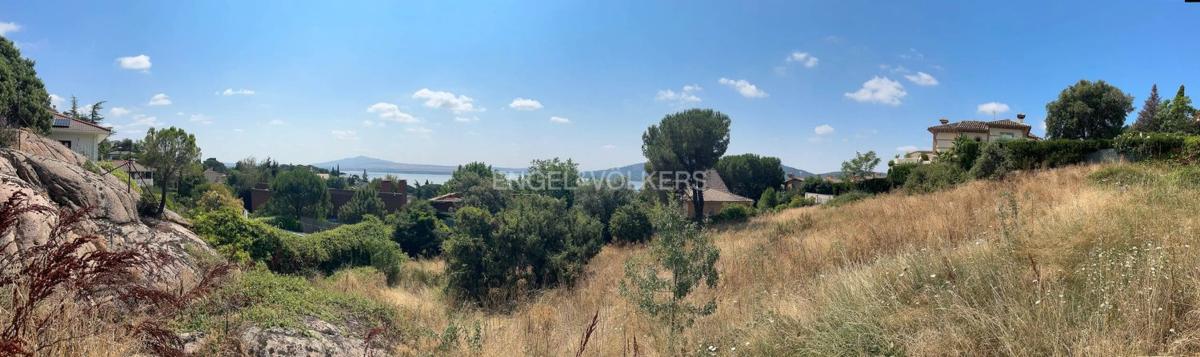 Terreno en venta en Manzanares el Real, Madrid photo 1