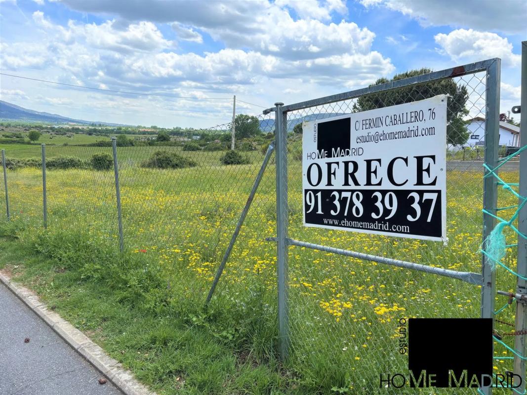 Terreno en venta en Manzanares el Real, Madrid photo 1
