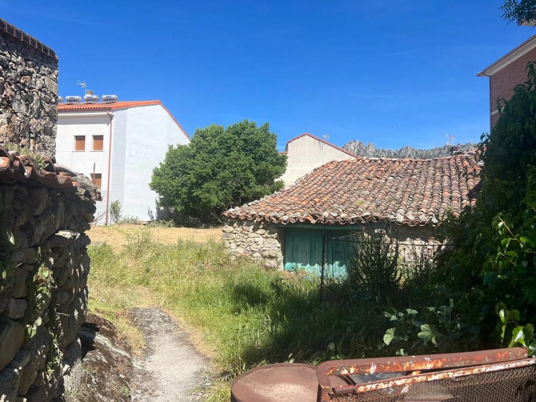 Terreno en venta en La Cabrera, Madrid photo 1