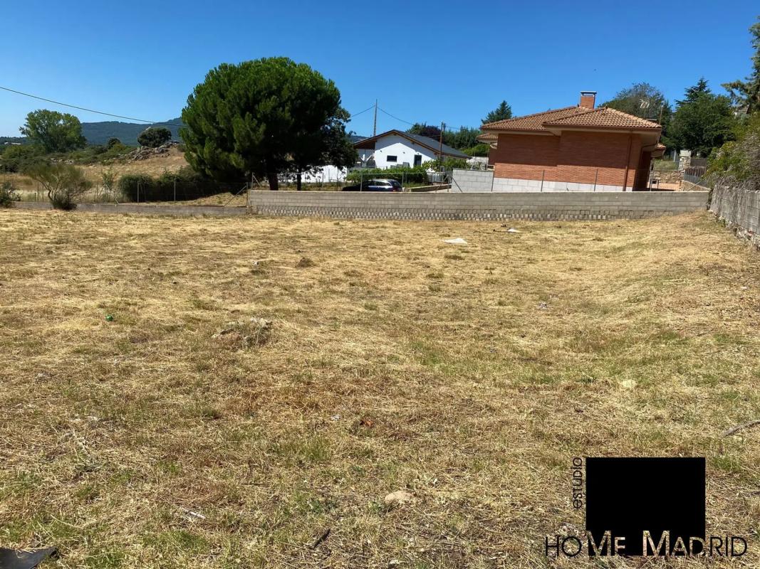 Terreno en venta en Manzanares el Real, Madrid photo 1