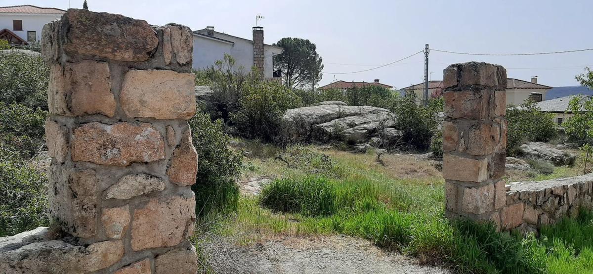 Terreno en venta en Manzanares el Real, Madrid photo 1