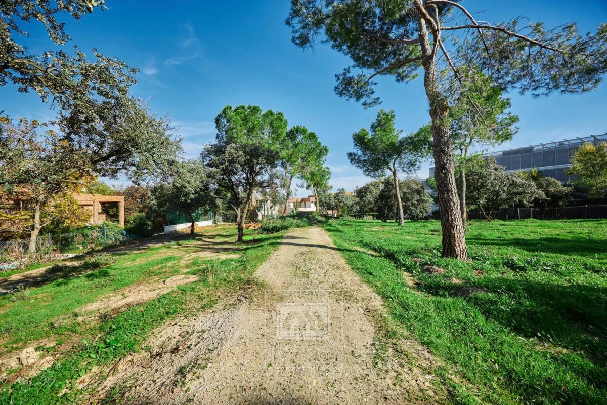 Terreno en venta en La Moraleja, Madrid photo 1