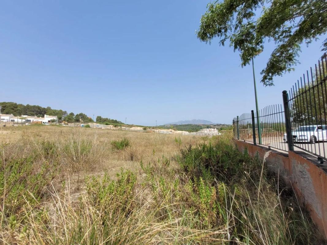 Terreno en venta en Sant esteve Sesrovires, Barcelona photo 2