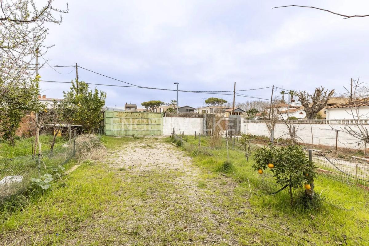 Terreno en venta en Castelldefels, Barcelona photo 2