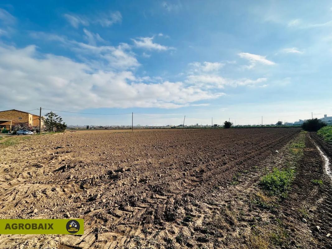 Terreno en venta en Sant Boi de Llobregat, Barcelona photo 2