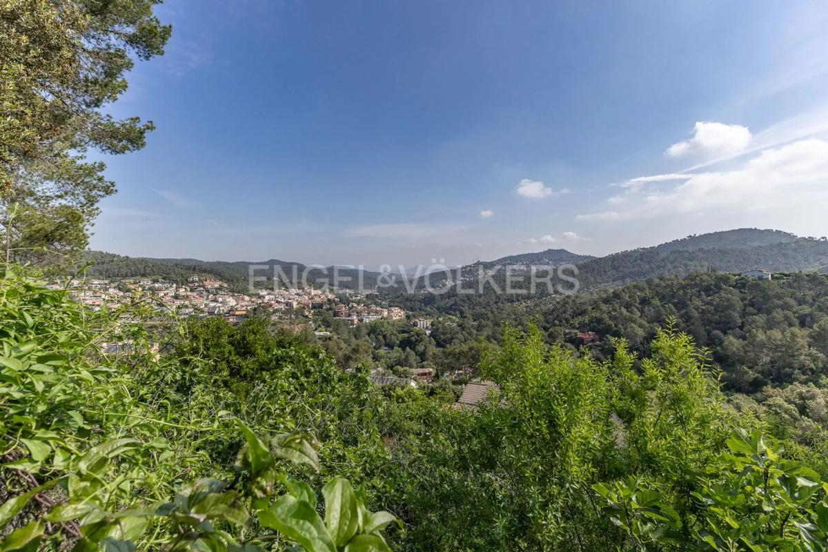 Terreno en venta en Torrelles de Llobregat, Barcelona photo 2