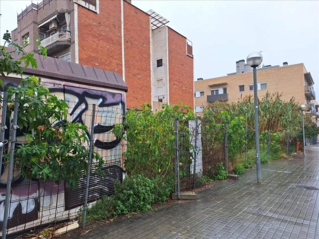 Terreno en venta en Badalona, Barcelona photo 1