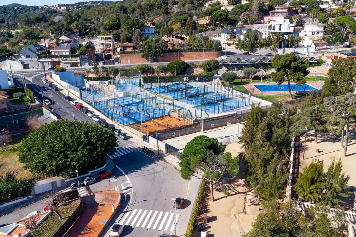 Działka na sprzedaż w Badalona, Barcelona photo 1