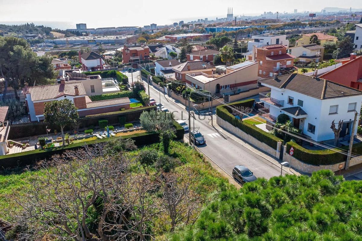 Działka na sprzedaż w Badalona, Barcelona photo 3