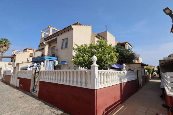 Chalet independiente en venta en Barrio Playa Flamenca, Orihuela
photo 1