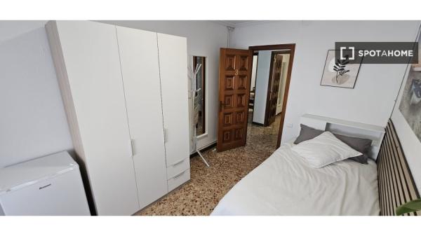 Habitación en piso compartido en terrassa. photo 1