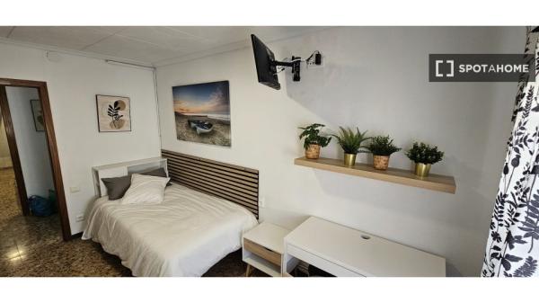 Habitación en piso compartido en terrassa. photo 3