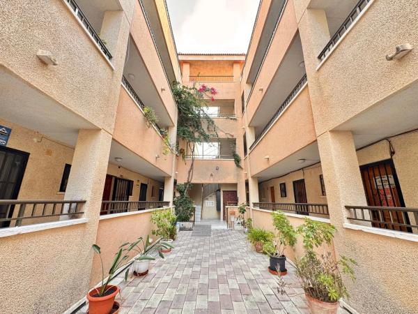 Estudio en venta en Avenida Robleda, 11, Torrevieja thumbnail 1