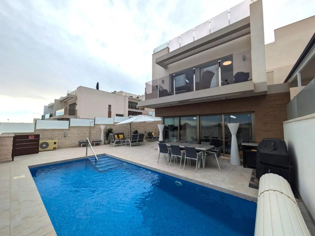 Sale of independent chalet in Calle Nabucco, Orihuela
photo 1