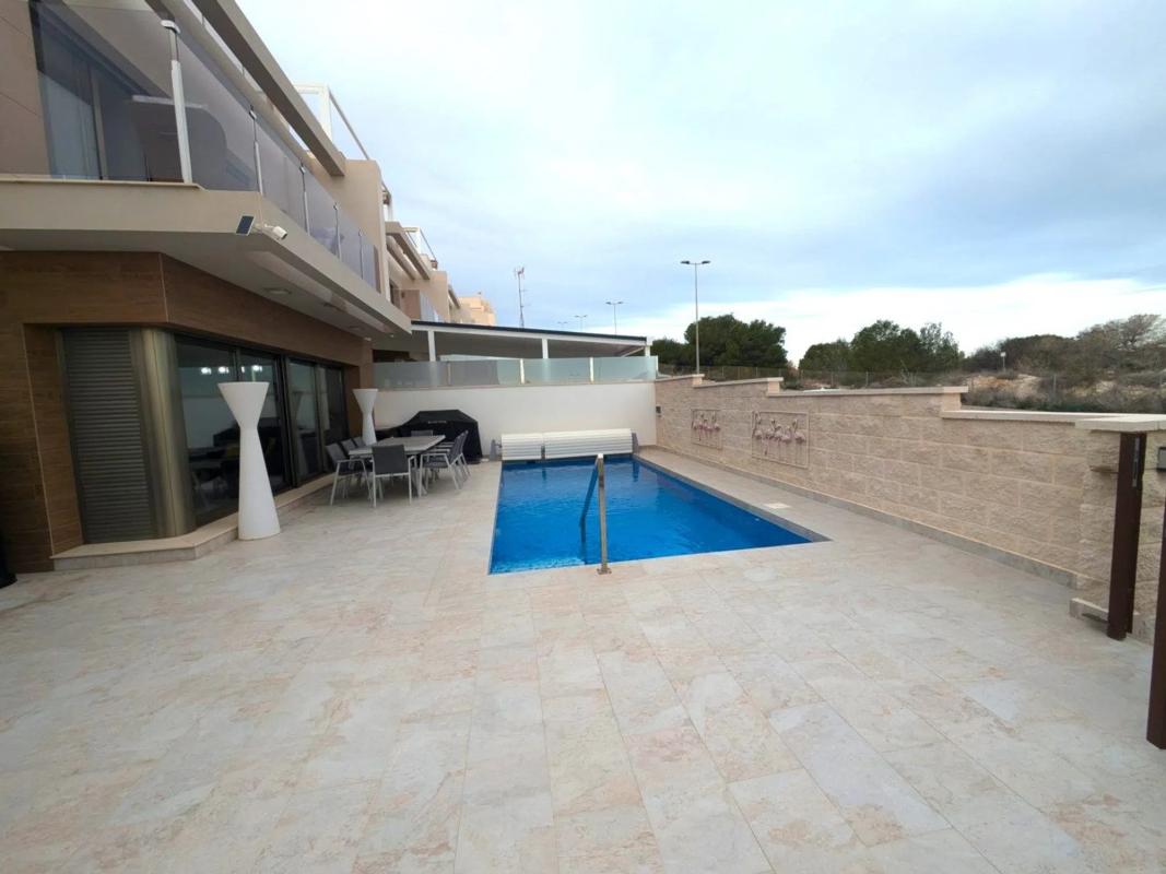Sale of independent chalet in Calle Nabucco, Orihuela
photo 2