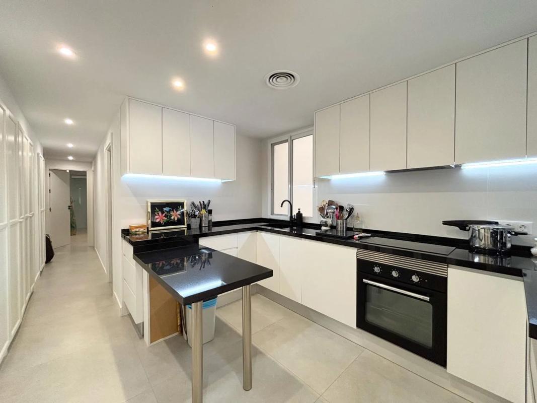 Sale of apartment in Calle Gravina, Alicante
photo 2