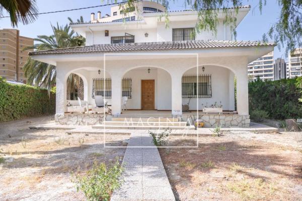 Independent chalet for sale in Calle de Tabarca, El Campello
thumbnail 1