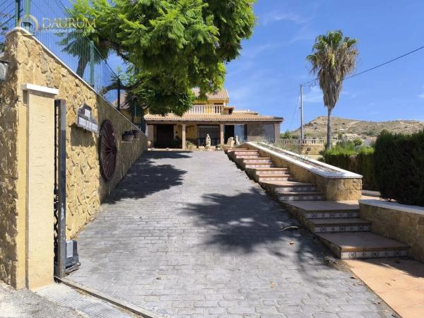 Chalet independiente en venta en Calle del Pou, San Vicente del Raspeig
photo 1