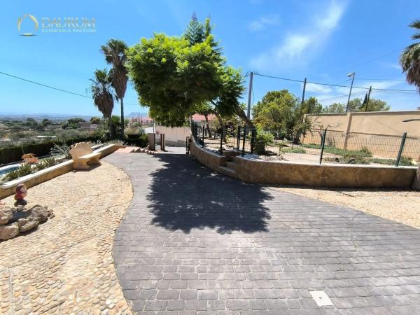Chalet independiente en venta en Calle del Pou, San Vicente del Raspeig
thumbnail 1