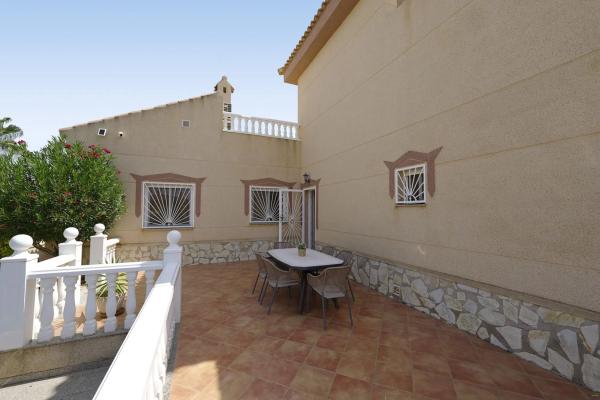 Casa independiente en avenida de Alicante thumbnail 1
